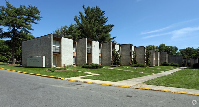 Town Crest Apartments and Townhomes - TOWNE CREST APARTMENTS