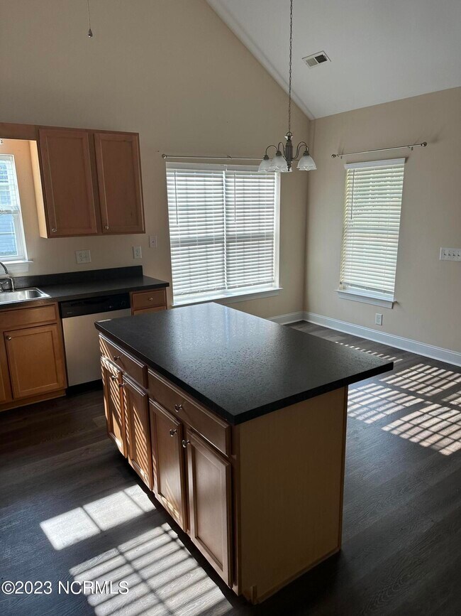 Building Photo - 389 Tamarack Dr