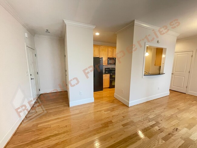 Building Photo - Bright and Airy! 3rd Floor 1 Bedroom 1 Bat...