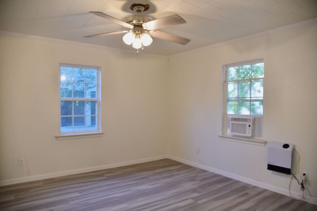 Building Photo - Beautiful 2 Bed Room 1 Bath