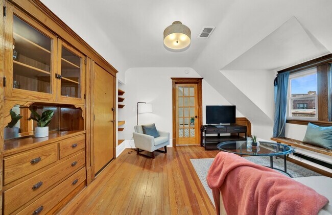 Living room - 1221 W Draper St