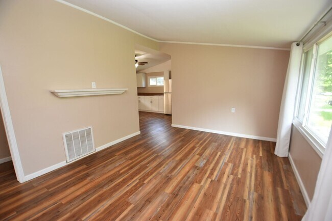 Foto del edificio - 4 bedroom 2 bath home close to UP Mall