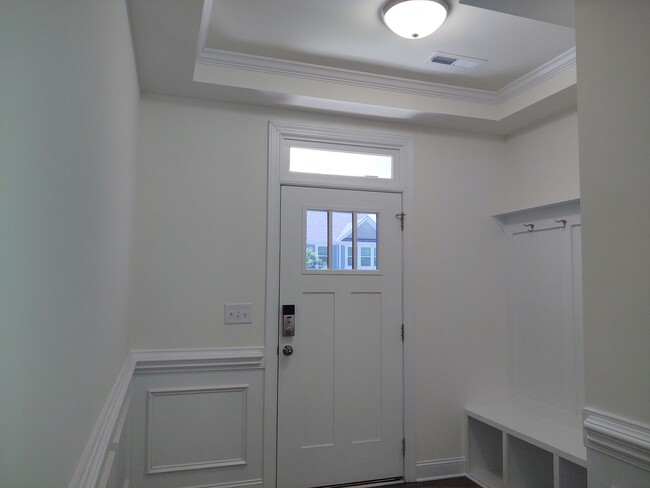 Building Photo - Beautiful Townhome located in The Enclave ...