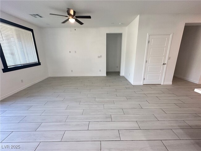 Building Photo - 9565 Camelback Crk Dr