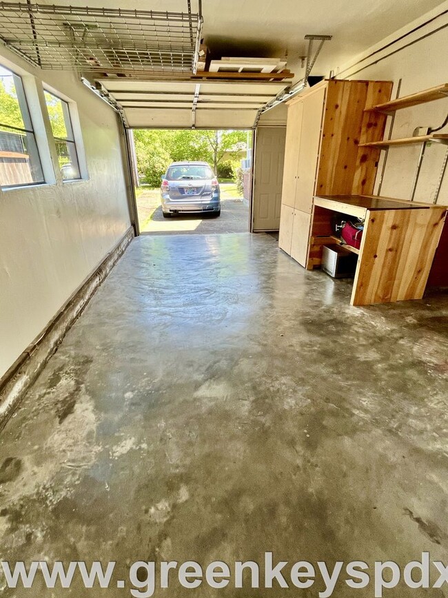 Building Photo - 2-Bedroom House in South Tabor with Fenced...