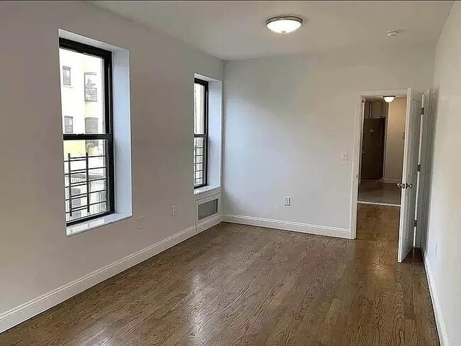 Building Photo - 424 E 116th St