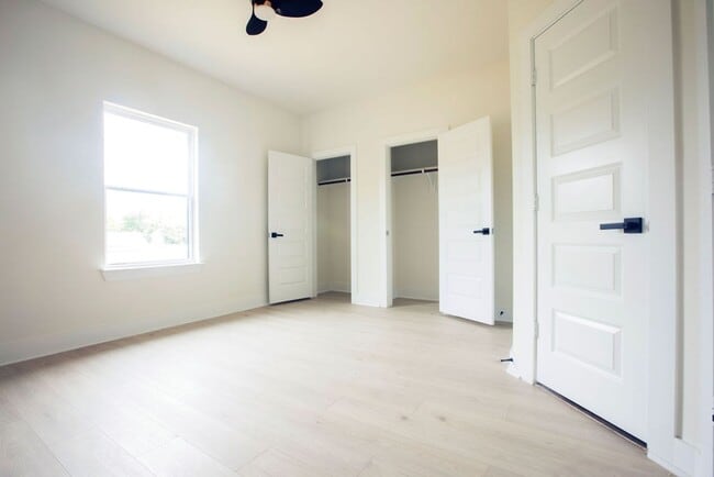 Building Photo - Modern Amenities. Urban Location. Sophisti...
