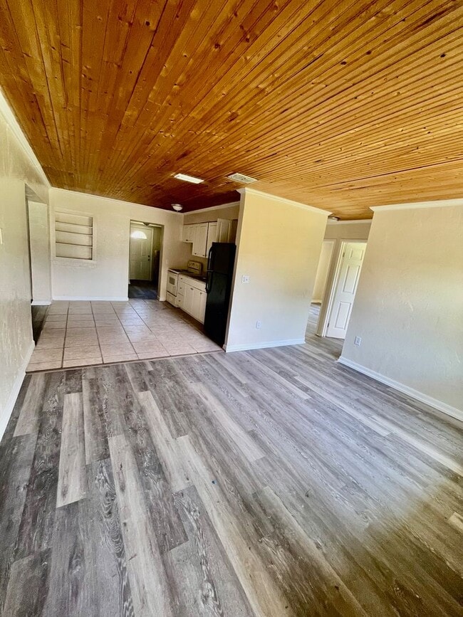 Foto del edificio - Tons of Living Space in this 3BR/1BA Zephy...