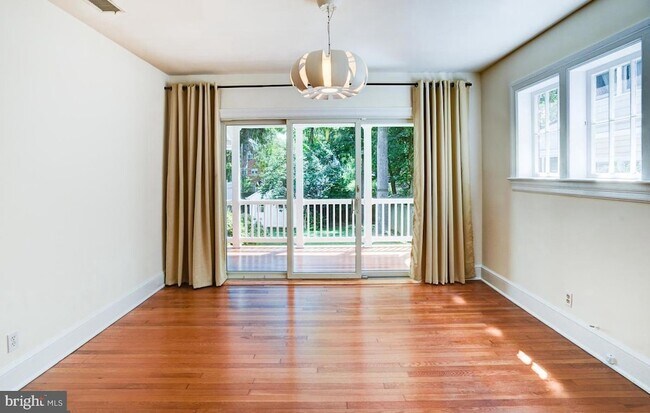 Foto del edificio - 4633 Asbury Pl NW