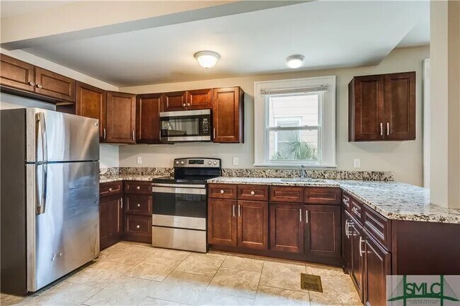 Foto del edificio - 653 E 38th St