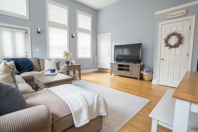 Building Photo - 352 W 3rd St