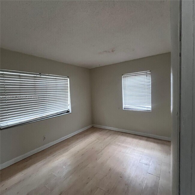 Foto del edificio - 114 SW 67th Terrace