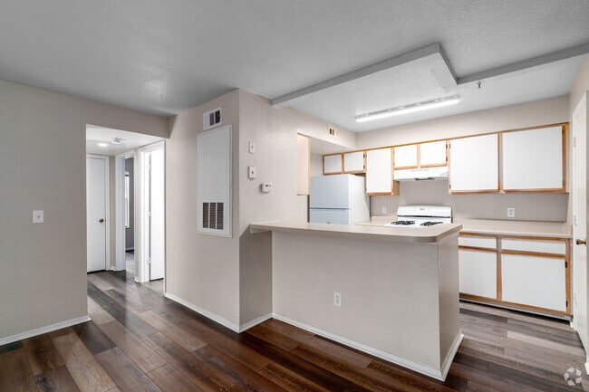 3 habitaciones, 2 baños - 1081 pies cuadrados - Cocina - Tierra Vista RFK LLC