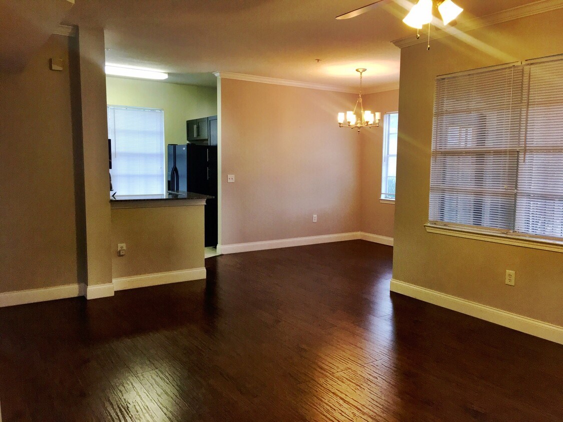 GOLF COURSE VIEW - FULLY UPGRADED WITH LAMINATE FLOORS & GRANITE COUNTERS - GOLF COURSE VIEW - FULLY UPGRADED WITH LAMINATE FLOORS & GRANITE COUNTERS