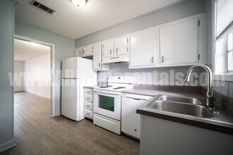 Building Photo - 8209 Woodview Dr E