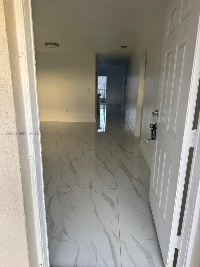 Foto del edificio - 8851 NW 119th St