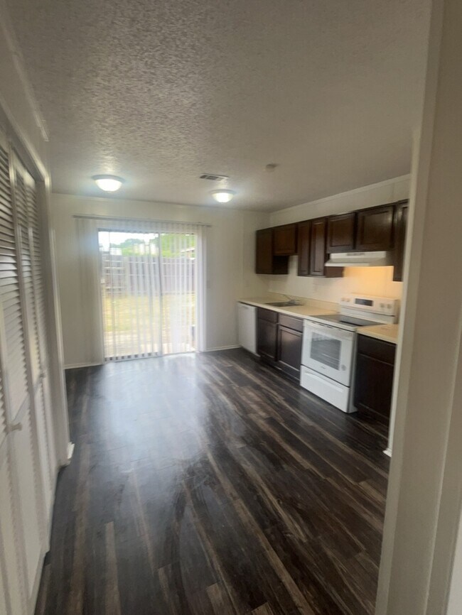 Foto del edificio - 2 bedroom duplex! located in the heart of ...