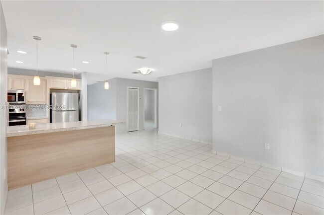 Foto del edificio - 2476 SW 17th St