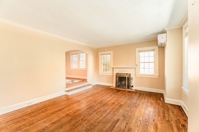 Building Photo - 813 Laurel Dr SW