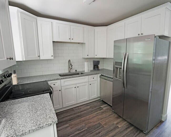 Foto del edificio - Newly Renovated 2-bedroom Cottage Home in ...