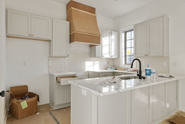 Foto del edificio - FOR RENT in SUGAR MILL POND!