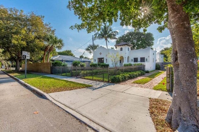 Building Photo - 2911 Poinsettia Ave