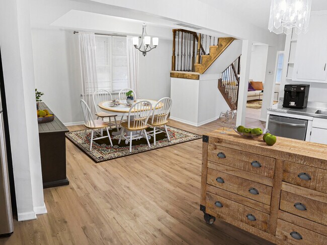 Foto del edificio - 270 N Woodland Dr