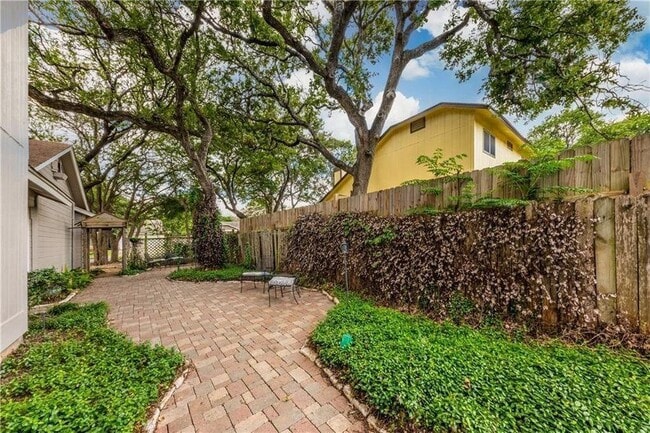 Building Photo - 3010 Red Bay Dr