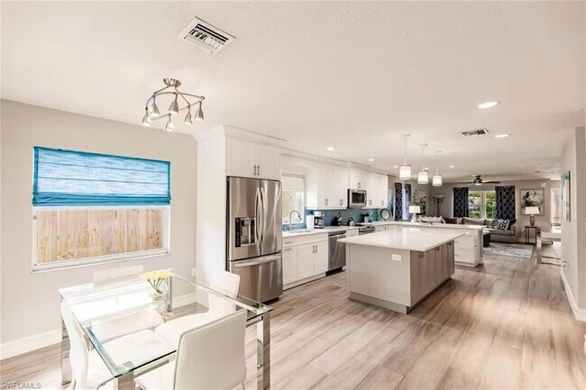 Foto del edificio - 744 110th Ave N