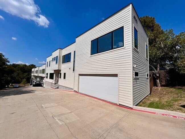 Building Photo - 4010 Clawson Rd