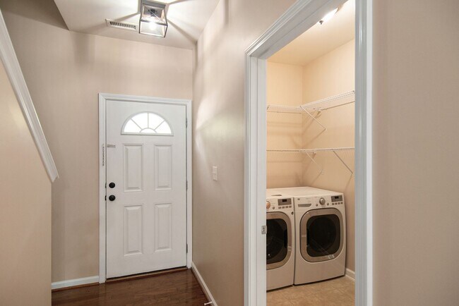 Building Photo - Stylish and Spacious 3 Bedroom, 2.5 Bathro...