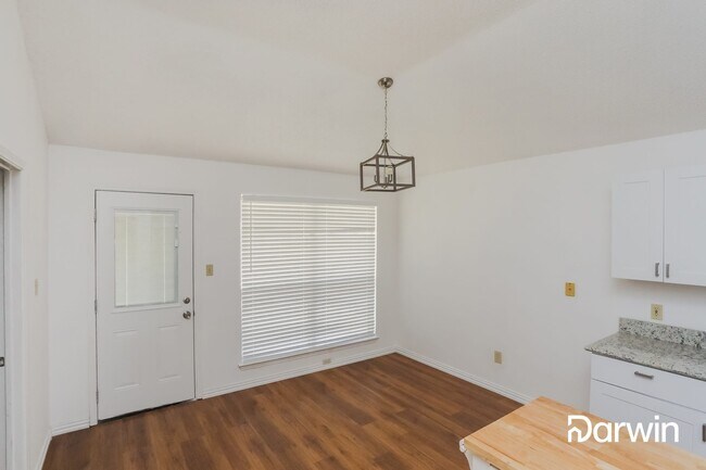 Foto del edificio - 2005 Creek Royal Dr