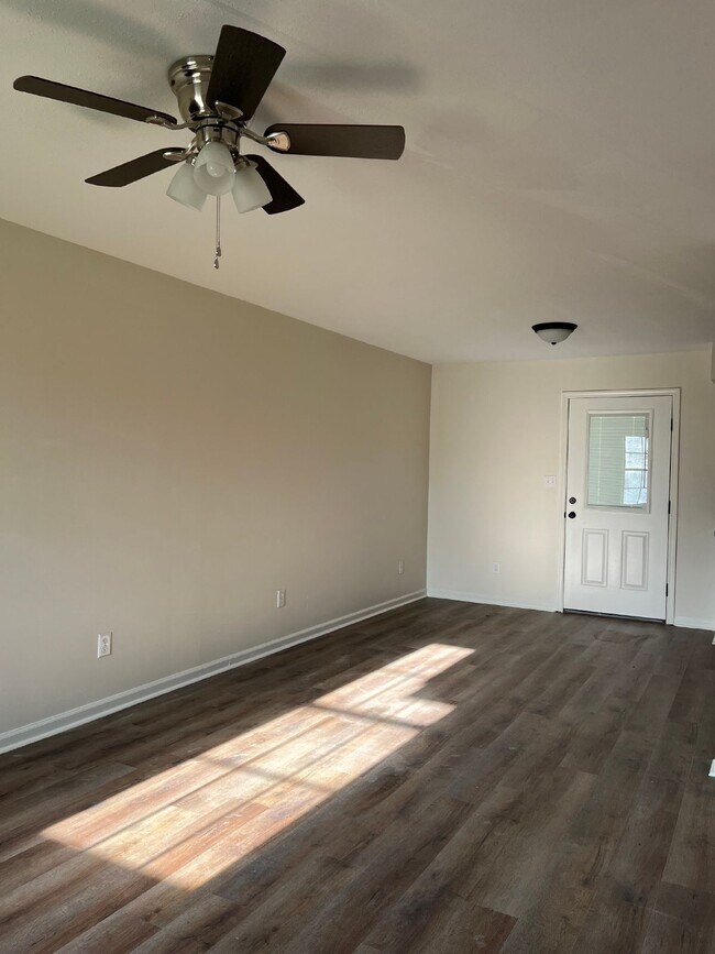 Foto del edificio - "Charming 3-Bed Home with Cozy 982 Sq. Ft. Living Space on Smith Avenue, Trumann!"