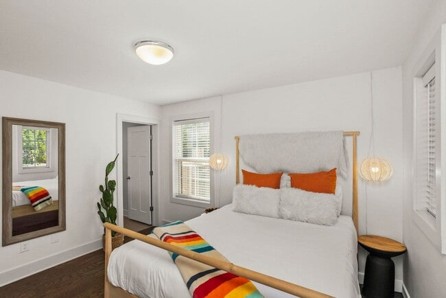 Building Photo - 4 BEDROOM, 5 BATH, 2-CAR GARAGE-