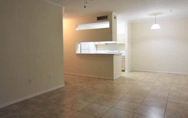 Building Photo - 1B/1B Plus a Den! Ground Floor Unit - Pinn...