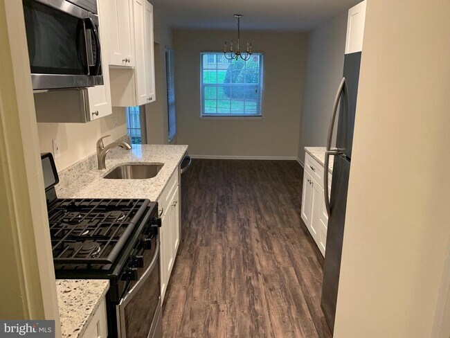 Foto del edificio - Newly Renovated Mclean Condo with ample sp...