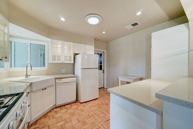 Foto del edificio - COMING SOON! Charming 2-Bedroom Rental in ...
