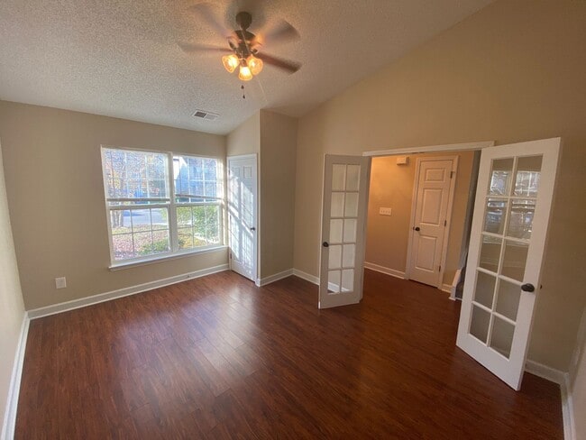 Building Photo - 3 bed, 2.5 bath home located in Creekside at Coulwood!