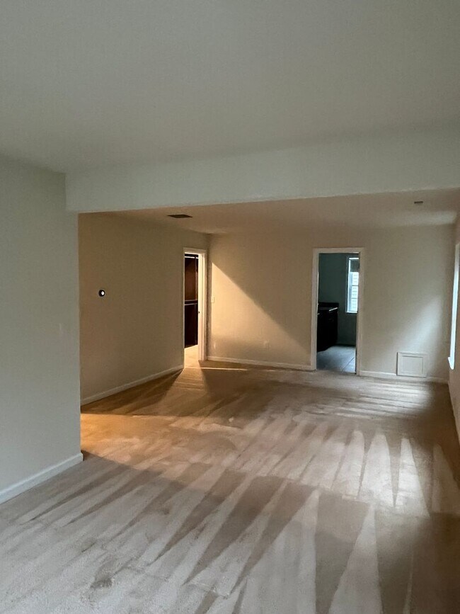 Foto del edificio - Large Executive 5 Br 3.5 Bath Home in Weym...