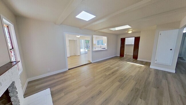 Foto del edificio - Remodeled 4 Bedroom 3 Bathroom + Office Ho...