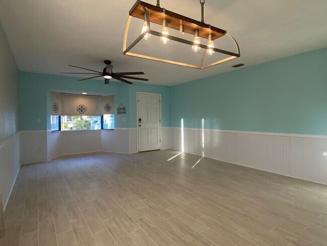 Building Photo - 3/2 Pool Home in Fairway Estates