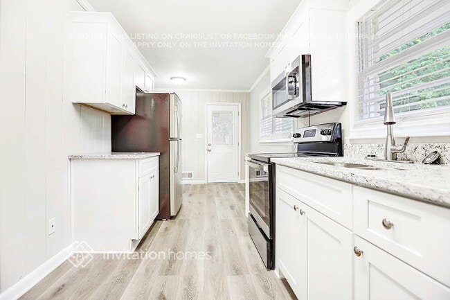 Building Photo - 3582 Highwood Dr SW