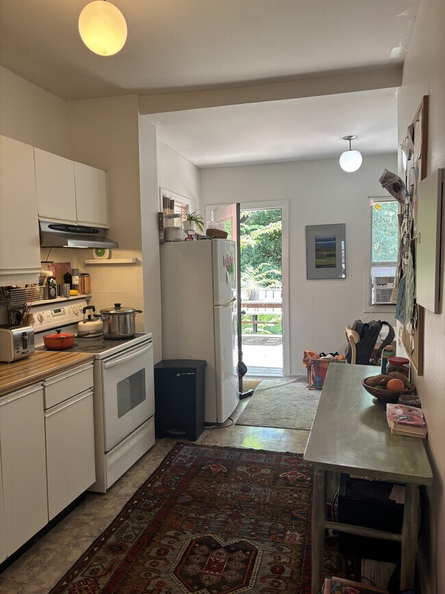 Photo du bâtiment - 2-Bedroom Main Floor Apartment in House – Steps from Donlands Subway