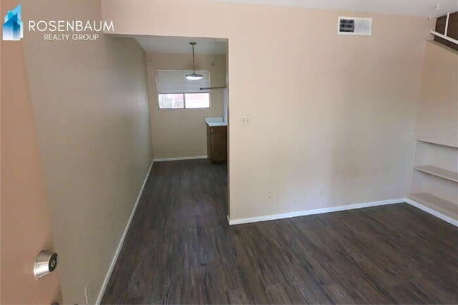 Building Photo - 905 S Ash Ave