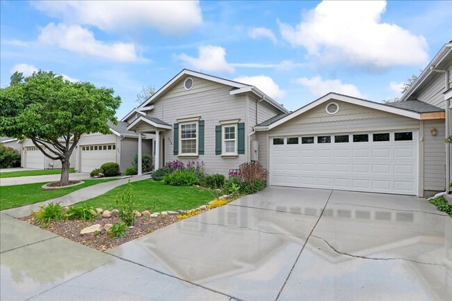 Building Photo - 2 Bedroom 2 Bathroom townhome in Southeast...