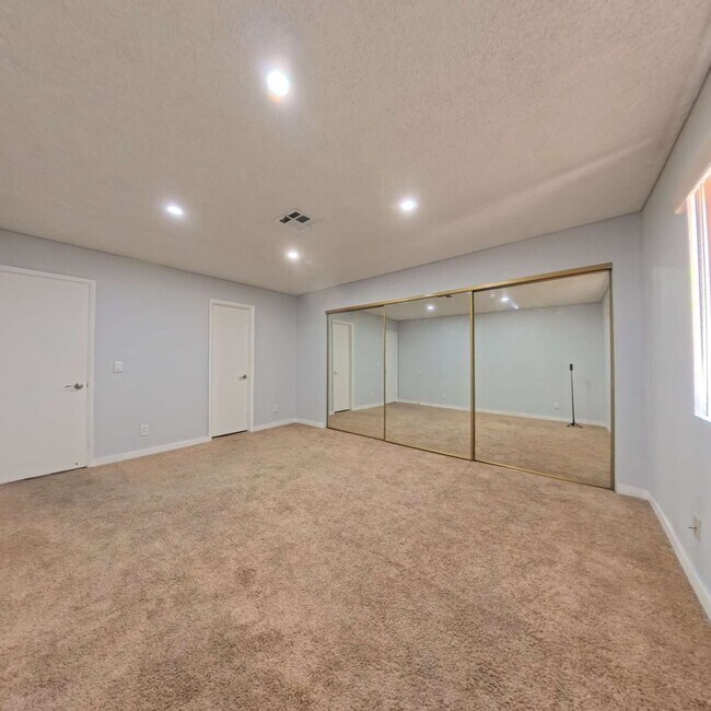 Foto del edificio - Beautiful 2 Bedroom 2 Bathroom Condo at The Lakes!