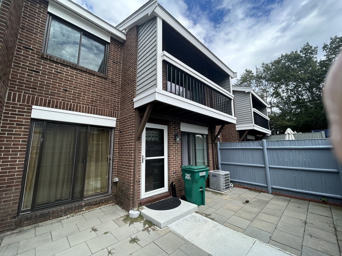 Primary Photo - 9 Rosewood Dr