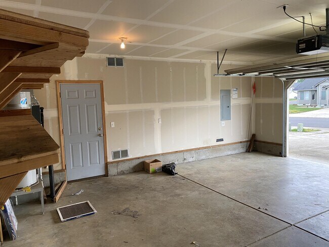 Foto del edificio - 585 Creswood Dr