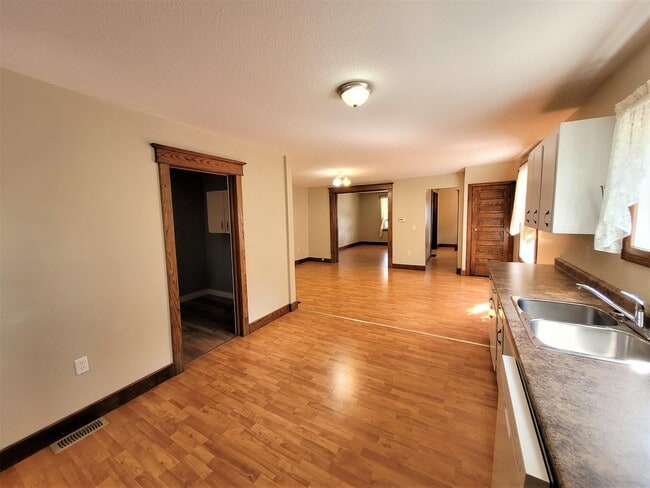 Building Photo - 206 Main St E