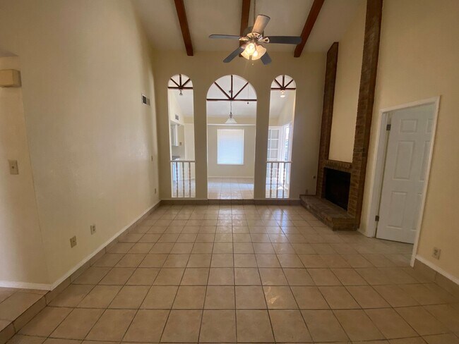 Foto del edificio - EASTSIDE HOME FOR RENT